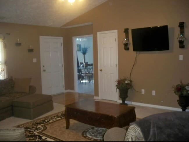 Building Photo - 3 Bedroom Single Family Home in Raeford