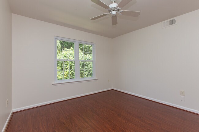 Building Photo - 2nd Flr. walk up Condo w/ wood floors, fir...