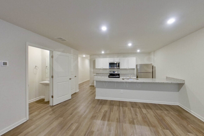 Building Photo - 350 Ironwood Ct
