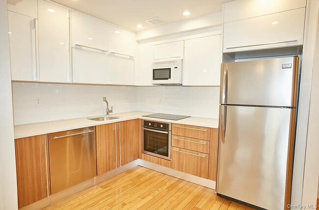 Building Photo - 30-32 33rd St