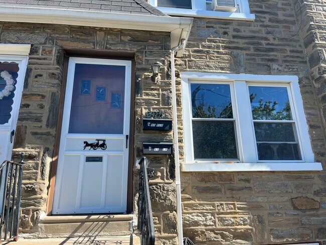 Foto del edificio - 3427 Sheffield Ave