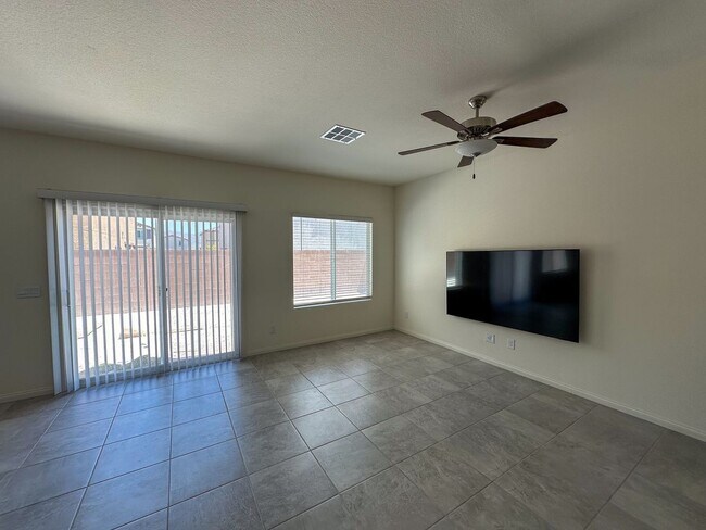 Building Photo - 4 Bedroom Single Family Home