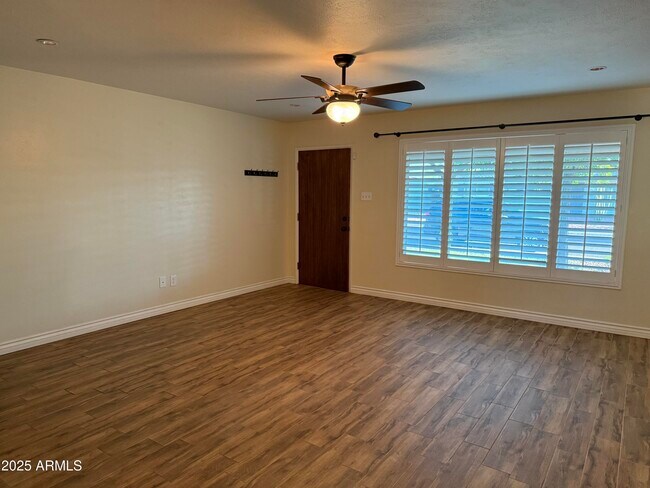 Foto del edificio - 8134 E Mitchell Dr