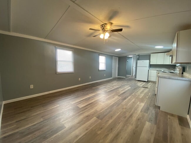 Building Photo - 3 Bedroom, 2 Bath Mobile Home located in R...