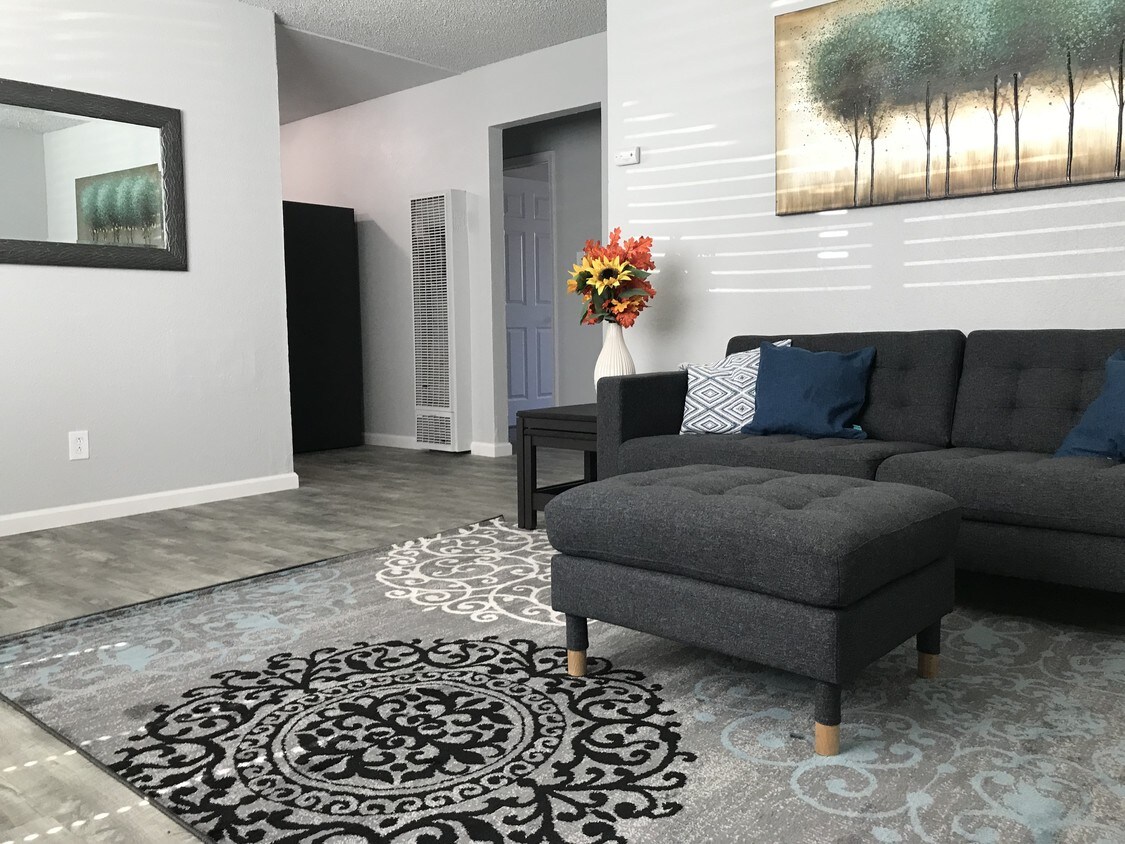 Sala de estar espaciosa - 1917 Apartment Ln