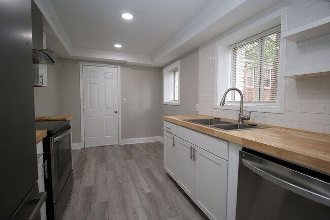 Foto del edificio - Spacious Student Home in Melrose Heights –...