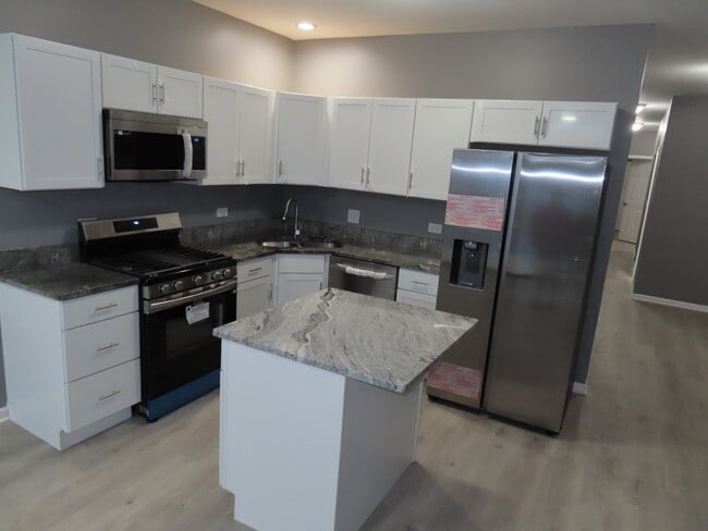 Building Photo - 951 W 51st St