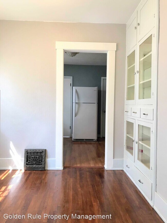 Building Photo - 2 br, 1 bath House - 304 E 14th