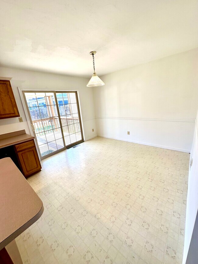 460 W Walnut St - Dining Room - 460 W Walnut St