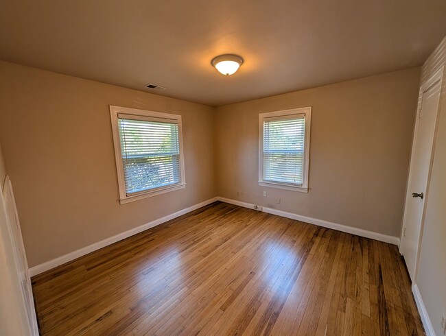 Building Photo - Conveniently Located 2BR Home with Garage & Backyard
