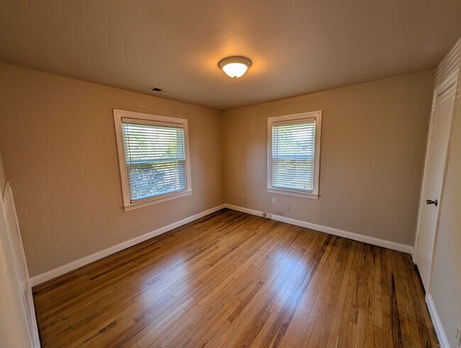 Foto del edificio - Conveniently Located 2BR Home with Garage & Backyard