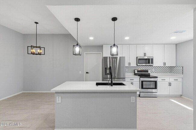 Building Photo - 16817 N Meadow Park Dr