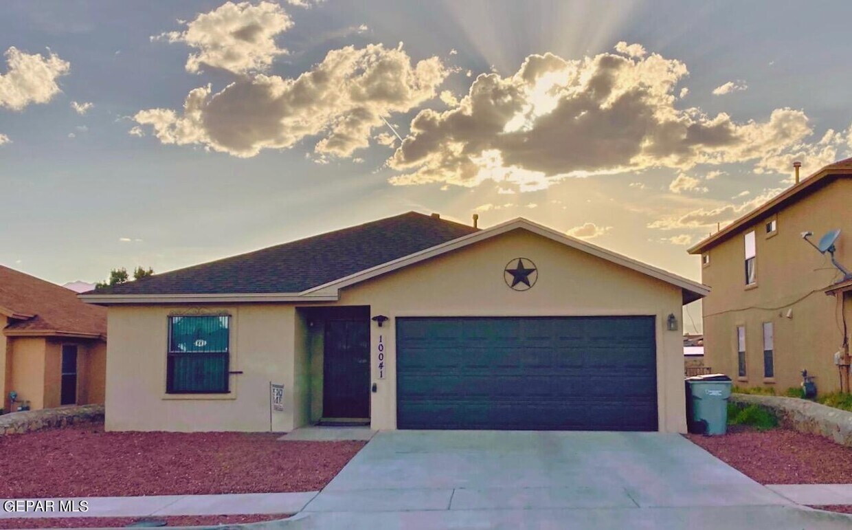 Primary Photo - 10041 Paloma Dr