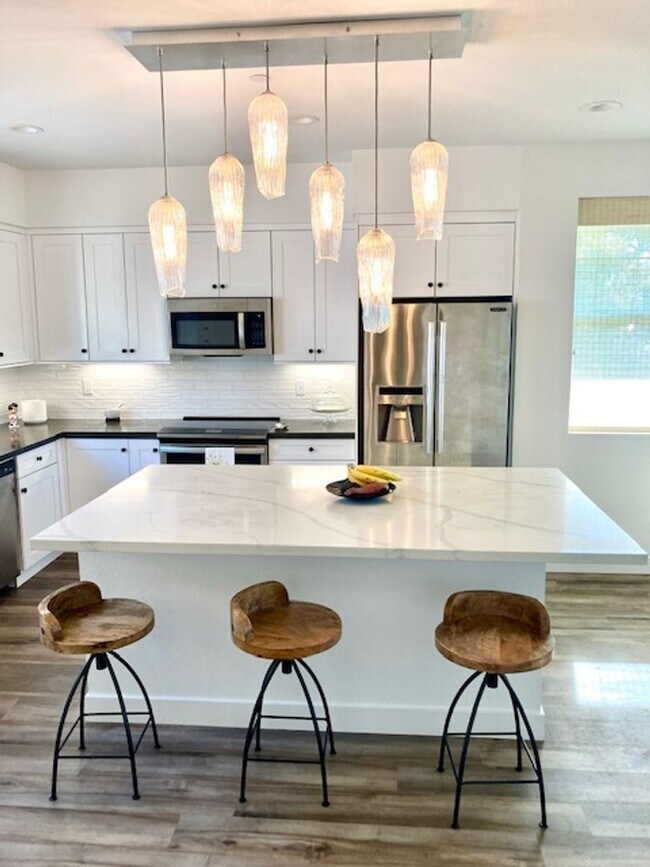 Building Photo - Gorgeous 3 bedroom 2.5 bath Fountaingrove ...