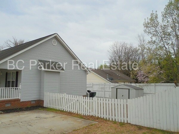 Building Photo - 3 Bedroom 2 Bath House