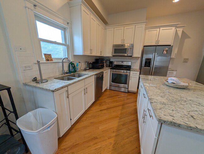 Foto del edificio - 1655 W Wrightwood Ave