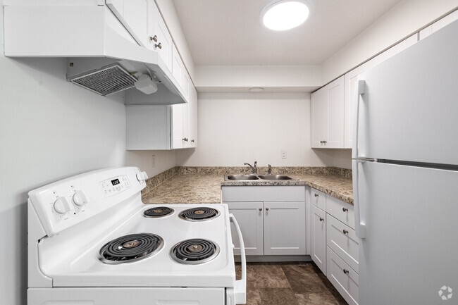 2BR, 1.5BA - 950SF - Kitchen - Cambridge Court Apartments