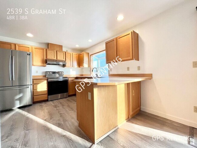 Building Photo - Beautiful Bed 4, Bath 2.5, home!