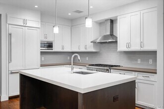 Building Photo - 422 E Boston Post Rd