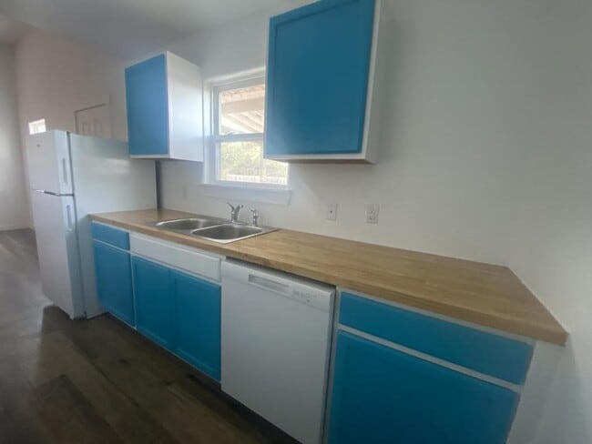 Building Photo - 818 Airport Rd