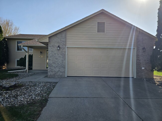 Building Photo - 4601 E Hanna Cir