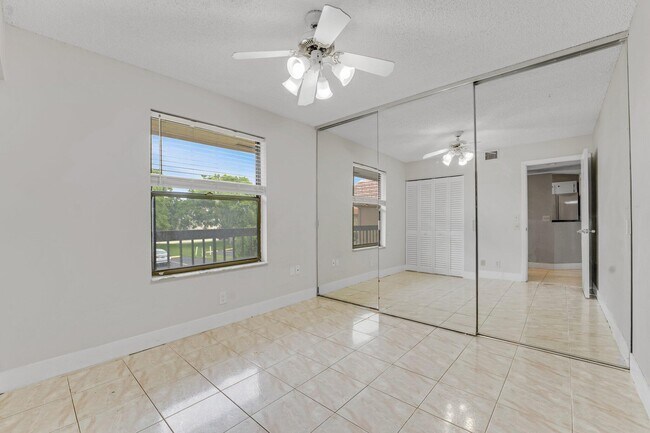 Foto del edificio - 21915 Lake Forest Cir