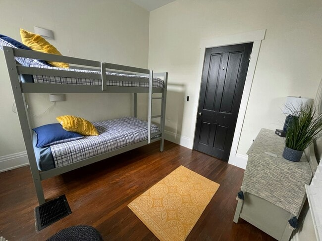 Foto del edificio - 3729 Maple Park Ave