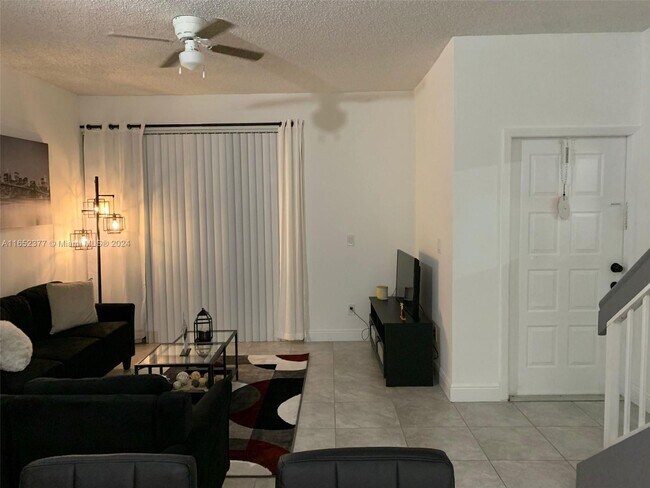 Foto del edificio - 18342 NW 68th Ave