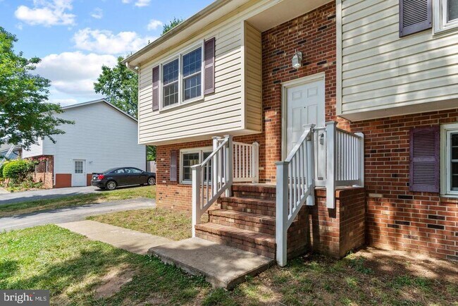 Building Photo - 1005 Dewberry Dr