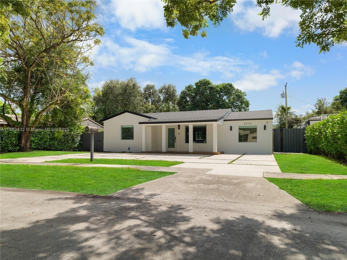 Foto principal - 6436 SW 11th St