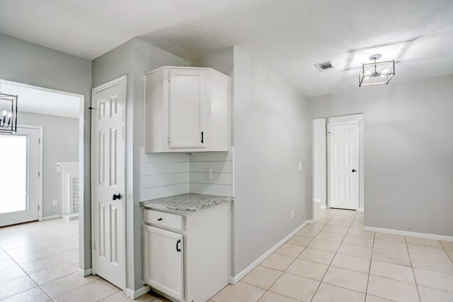 Building Photo - 5106 Spring Cir Dr