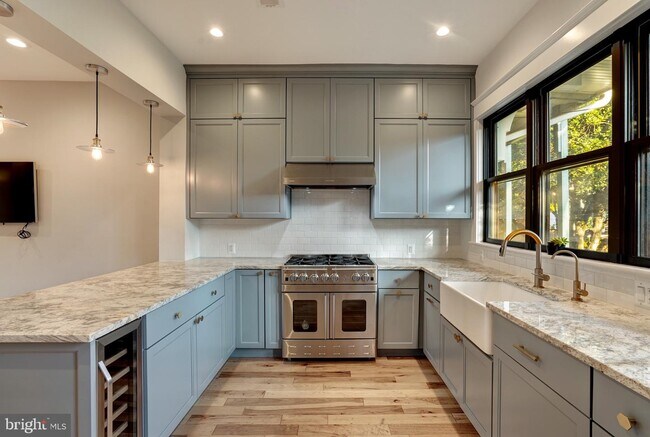 Building Photo - 1107 Independence Ave SE