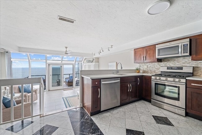Building Photo - 46 Oceanside Dr
