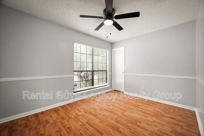 Foto del edificio - 10775 Rutgers Rd