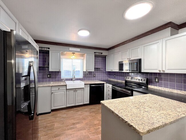 Foto del edificio - Two-Bedroom Home with Flex Room off Lake D...