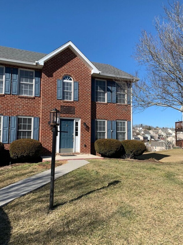 3 Bedroom 2.5 Bath House with 1 Car Garage House Rental in