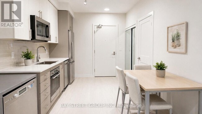 Building Photo - 415 Main St W