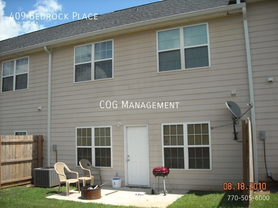 Building Photo - Charming townhome community!