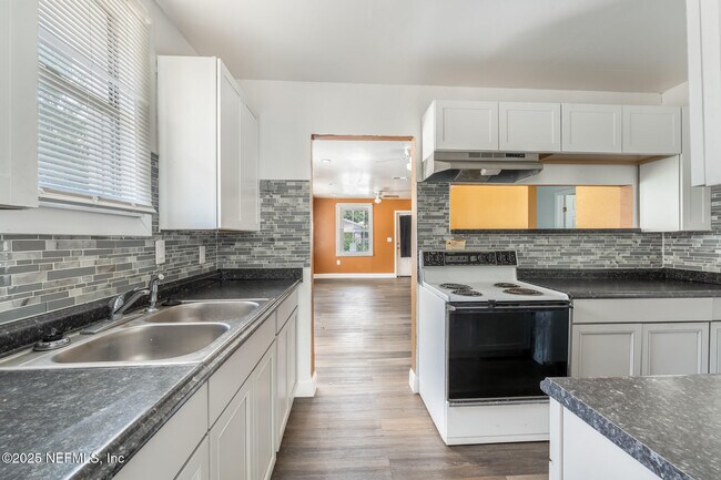 Foto del edificio - 1018 W 23rd St