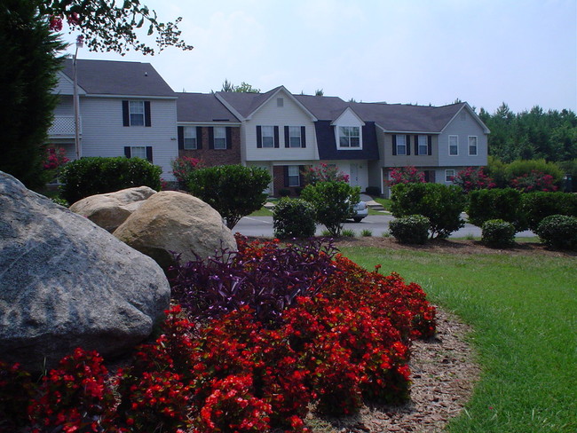 Building Photo - Laurel Bluff Apartments and Townhomes