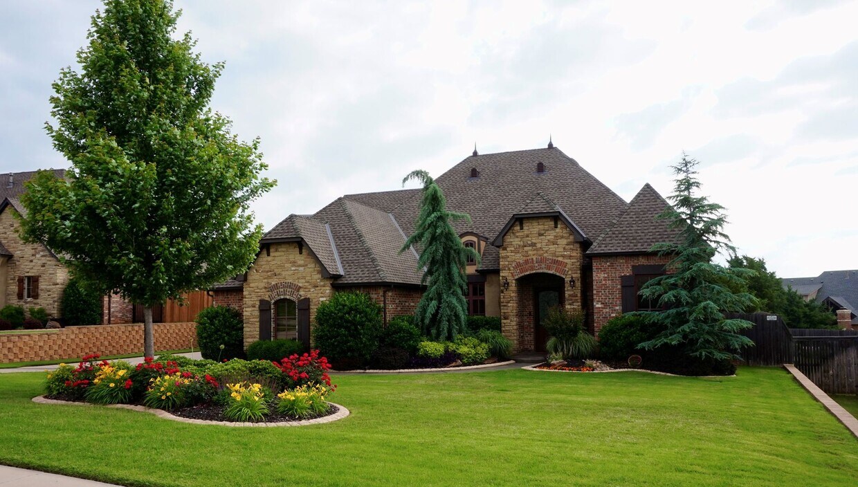 Primary Photo - Gorgeous Executive Home - Open Plan - Stor...
