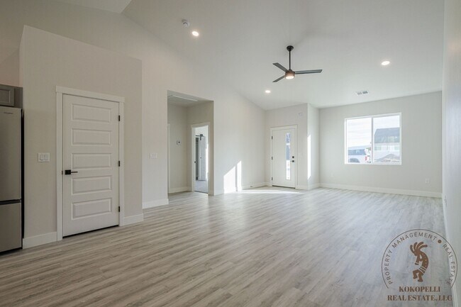 Foto del edificio - 2466 Revere Rd