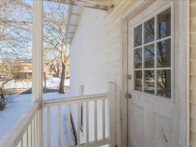 Foto del edificio - 520 1/2 W Bucyrus St- TOP FLOOR