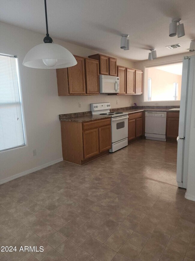 Foto del edificio - 43811 W Elizabeth Ave