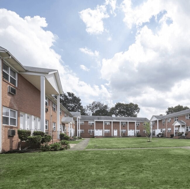 Building Photo - The Courtyard at Clifton