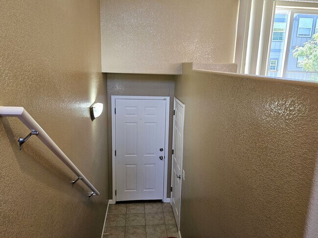 Building Photo - Beautiful end-unit townhome in gated commu...