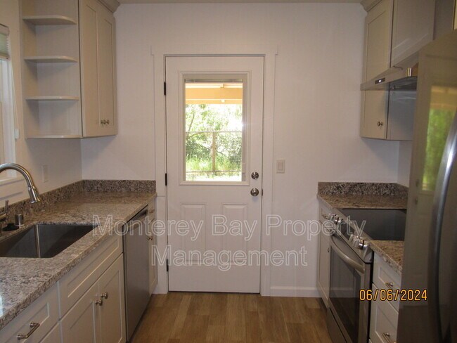 Foto del edificio - 547 B Asilomar Ave
