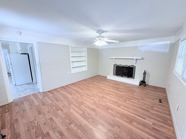 Building Photo - 207 Holly Ave