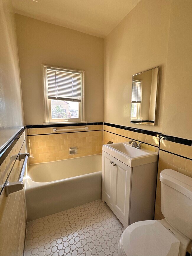 Baño (2) - 501 N Spaulding Ave