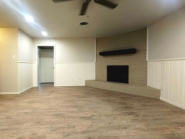 Foto del edificio - Beautiful 3 Bedroom Home With A Huge Bonus...